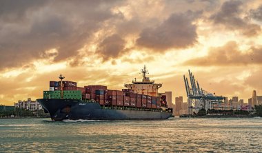 Miami, Florida, ABD - 16 Aralık 2024: kargo gemisinde nakliye konteynırı. Kargo gemisi. Günbatımında Miami Limanı. Konteyner gemisi. Kargo Chloe D Monrovia gemisi, konteynır, içeriye aktar.