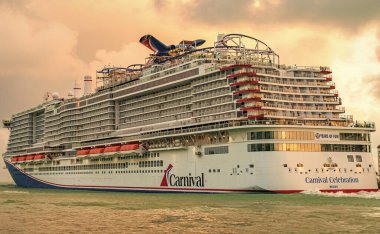 Miami, Florida, ABD - 16 Aralık 2024: Karnaval yolcu gemisi. Gemi turu ve deniz seyahati. Gemi Miami limanından kalkıyor. Karnaval yolcu gemisi seyahati. Yaz tatilinde gezmek.