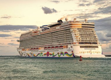 Miami, Florida, ABD - 23 Aralık 2024 Norveç yolcu gemisi. Gemi turu ve deniz seyahati. Gemi kalkıyor. Norveçli bir yolcu gemisi yolculuğu. Yaz tatilinde gezmek.