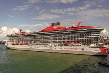 Miami, Florida, ABD - 03 Kasım 2024: Seyahat acentesi turu. Cesur bayan yolcu gemisi yolculuğu. Yaz tatili için gemi turu. Bakire Yolculukları ve Bain Capital. Gemi turu ve seyahat konsepti.