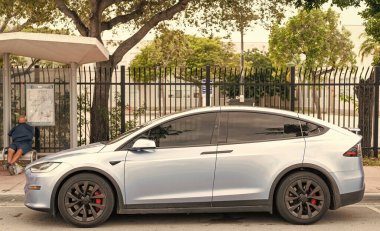 Miami, Florida, ABD - 18 Kasım 2024: Tesla Model X 2022 elektrikli araba. Tesla Model X tipi lüks elektrikli araba. Tesla Model X 'in arabası dışarıda park edilmiş. Tesla Model XG, yan görünüm.