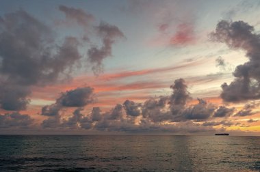 Gün doğumu gökyüzü ufku. Deniz batımı manzaralı. Yaz tatilinde bulutlu gün batımı gökyüzü ve deniz manzarası. Deniz gündoğumuyla gökyüzü. Deniz doğasında sakin bir ufuk. Bora bora. Sahilde romantik bir yaz tatili..
