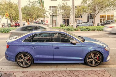 Miami, Florida, ABD - 05 Aralık 2024 Audi RS3 Sport Hatchback otomobili. Audi RS3 'ün lüks arabası. Audi RS3 'ün arabası dışarıda park edilmiş. Audi RS3 mavi renk, kenar görünüm.
