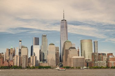ABD 'nin Jersey City şehrindeki Paulus Hook İskelesi' nin New York finans bölgesi manzarası. Manhattan, New York, New York, New York, Skyline. New York 'taki Lower Manhattan ve One World Trade Center, New Jersey Panoramic view on Manhattan