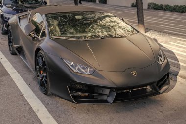 Miami, Florida, ABD - 01 Aralık 2024 Lamborghini Huracan spor araba. Lamborghini Huracan EVO 'nun spor arabası. Lamborghini Huracan 'ın siyah arabası sokakta, köşe manzaralı..