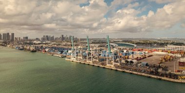 Miami, Florida - 12 Şubat 2025: nakliye konteynırı, deniz. Kargo konteynırlı Miami hava limanı. Deniz taşımacılığı. Miami Limanı. Miami 'deki kargo konteynırı, anten. İçeriye ve dışarıya aktar.