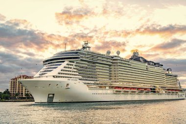 Miami, Florida, ABD - 23 Aralık 2024: MSC yolcu gemisi. Gemi turu ve deniz seyahati. Gün batımında aydınlatılmış gemi. MSC Sahil Yolcu Gemisi Yolculuğu. Yaz tatilinde gezmek.