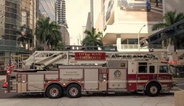 Miami, Florida, ABD - 01 Aralık 2024: Haz mat Özel İtfaiye Aracı. İtfaiye aracı. Miami 'de itfaiye. Dışarıda büyük bir itfaiye aracı var. İtfaiye aracı, yan görüş.