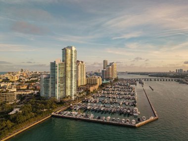 Özel rıhtım. Lüks yatı olan Güney Point Miami marinası. Yaz tatili. Lüks Güney Sahili marinası. Lüks bir yat. Miami güney sahili manzaralı. Yat kulübü. Marina Miami, Florida 'da. Denize yolculuk.