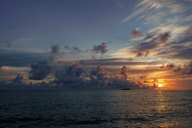 Deniz batımı manzaralı. Yaz tatilinde bulutlu gün batımı gökyüzü ve deniz manzarası. Deniz gündoğumuyla gökyüzü. Deniz doğasında sakin bir ufuk. Sahilde romantik bir yaz tatili. Gün doğumu gökyüzü ufku.