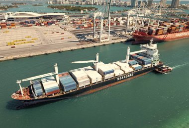 Miami, Florida, ABD - 20 Mart 2025 Monrovia konteynır gemisi. Kargo Seaboard Explorer konteynır gemisi, ithal. Yük konteynırı kargo gemisi ve römorkör. Kargo gemisi. Miami Limanı.
