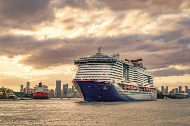 Miami, Florida, ABD - 23 Aralık 2024: Karnaval yolcu gemisi yolculuğu. Yaz tatilinde gemi turu. Karnaval yolcu gemisi. Gemi turu ve deniz seyahati. Gemi Miami sahil limanından ayrılıyor..