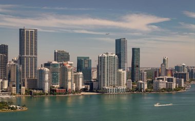 Brickell Key, ABD 'de gökdelenli şehir manzarası. Brickell Miami şehir merkezinde. Miami şehir merkezinde, Florida 'da panoramik modern mimari. Miami ufuk çizgisi panoramik manzara.