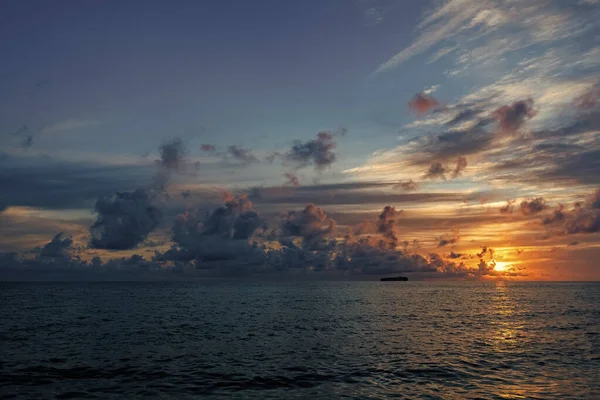Deniz batımı manzaralı. Yaz tatilinde bulutlu gün batımı gökyüzü ve deniz manzarası. Deniz gündoğumuyla gökyüzü. Deniz doğasında sakin bir ufuk. Sahilde romantik bir yaz tatili. Gün doğumu gökyüzü ufku.