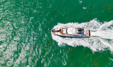 Yat teknesi kalkıyor. Deniz manzaralı lüks bir motorlu tekne. Yaz tatili. Tekne gezisi. Lüks bir yaşam tarzı ve seyahat. Deniz botu yat limanına gider. Yat ve yat limanı. Yelken gezisi.