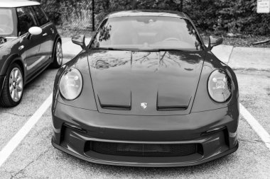 Chicago, Illinois - 29 Eylül 2024: 2023 Porsche 911 GT3 Touring kırmızı rengi. Porsche 911 GT3 turu sokağa park edilmiş. Ön manzara. Porsche 911 GT3 Chicago turu