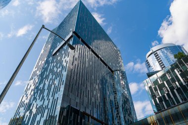 İş gökdeleni binası. Mimari inşaat sektörü. Cam gökdelen. Şehir merkezi mimarisi. Mimari ofis binası. Perspektif gökdeleni. Minimalist cam mimarisi.