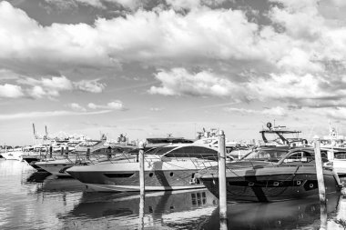 Tekne turizmi. Deniz marinası. Lüks yat marinası. Lüks bir yat limanında. Lüks bir yaşam tarzı. Denizdeki sürat teknesi. Yaz tatili. Turistik tekne. Denizlerde yelken açan bir tekne..