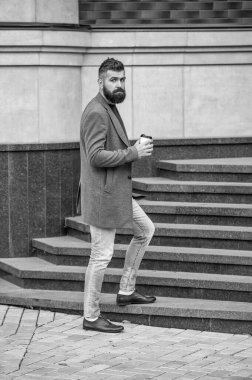 İş hayatı, mola. Sabah kahvesi içen adam. Kahve molası. Günlük stil rutini. Sakallı adam şehir caddesinde kahve içiyor. Sokakta elinde bir bardak içki tutan yakışıklı bir adam. Kahve hazır..