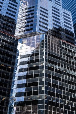 Cam bina penceresi. Mimari minimalist. Mimarinin arka planı. Modern cam arka plan. Yansıtıcı cam arka plan. Mimarlık. Mimarlık. Bina arkaplanı.