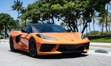 Miami, Florida, ABD - 19 Ağustos 2025: turuncu Chevy z06 köşe manzaralı. Chevrolet Corvette z06 2020 üstü açık spor araba. Lüks spor araba Chevrolet Corvette. Chevrolet Corvette dışarıda park halinde..