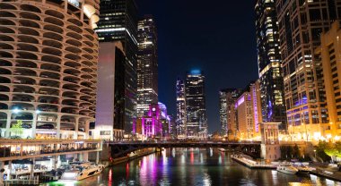 Gökdelen şehir manzarası. Chicago 'nun gece şehri. İş şehri. Chicago gökdelen binasının gece manzarası. Chicago gökdelenin mimarisi. Şehir gecesi aydınlatılmış bina. Alacakaranlık şehri.