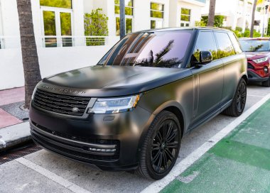 Miami, Florida, ABD - 10 Temmuz 2025: Otomobil Range Rover açık hava parkı. Siyah mat araba, köşe manzaralı. Land Rover Range 2025 SUV arabası. Lüks SUV araç Land Rover.