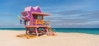 Miami sahilinde cankurtaran. Miamis 'in ünlü sahil şeridinin panoramik deniz manzarası. Güney Miami Plajı. Miami Sahili İskelesi. Miami 'deki mavi gökyüzüne karşı kurtarma kulesi. Florida 'nın güzel kıyı manzarası