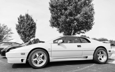 Chicago, Illinois, ABD - 08 Eylül 2024: Lotus Esprit S4S modeli 1995 retro sportscar, yan görüş. Retro sarı araba. Lotus Esprit S4S aracı Chicago 'da Lotus