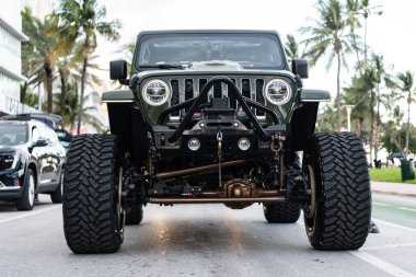 Miami, Florida, ABD - 27 Temmuz 2025: SoFlo Gümrük İdaresi tarafından özelleştirilen Jeep Gladyatör pikap kamyonu. Kamyonet kamyonu jip gladyatörü. Araba Jeep Gladyatörü yolda. Kamyonet, köşe manzaralı..