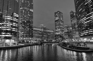 Nehirdeki Chicago gökdelenin mimarisi. Şehir gecesi aydınlatılmış bina. Gökdelen şehir manzarası. Chicago, Illinois 'de bir gece şehri. İş şehri. Chicago gökdelen binasının gece manzarası.