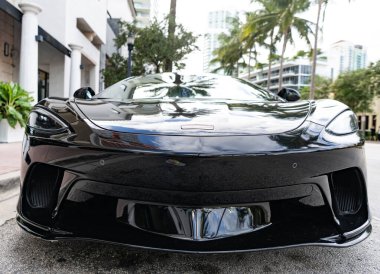 Miami, Florida, ABD - 27 Temmuz 2025: McLaren GT 2020 coupe car. Lüks araba McLaren GT. Araba McLaren GT dışarıda park halinde. Siyah spor araba, ön manzara..