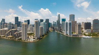 Brickell ufuk çizgisinin havadan görüntüsü. Brickell Miami 'nin panoramik şehir manzarası. Brickell 'in gökdelenleri. Brickell 'ların finans bölgesinin manzarası. Brickell, Miami Plajı 'nda. İkonik iş kuleleri