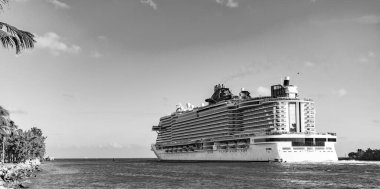 Gemi seyahati. Yaz tatilindeki görkemli gezi manzarası. Gemi turu ve deniz seyahati. Lüks yolcu gemisinde seyahat. Gemi Miami sahil limanından ayrılıyor. Miami turu.