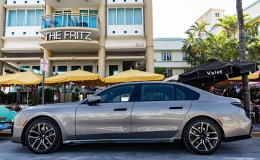 Miami, Florida, ABD - 27 Temmuz 2025: gri elektrikli bar arabası, yan görüş. BMW i7 G70 nesil 2023 sedan ya da bar elektrikli araba. Lüks elektrikli sedan araba BMW i7 G70. BMW i7 G70 dışarıda park halinde..