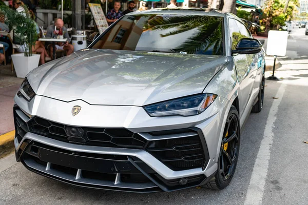 Lüks SUV Lamborghini Urus. Lamborghini Urus dışarıda park etmiş. Gri metalik araba, alçak görüş. Miami, Florida, ABD - 27 Temmuz 2025: Lamborghini Urus 2020 lüks SUV.