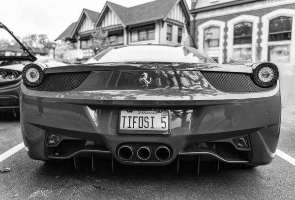 Chicago, Illinois - 29 Eylül 2024: Ferrari 458 Italia kırmızı renk. Ferrari 458 Italia caddeye park etmiş. Arkadan bak. Lüks Ferrari 458 İtalya Chicago 'da