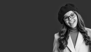 Mutlu portre, uzay afişini kopyala. Genç bir kız. Sonbahar moda kızı. Moda ve şık bir genç kız. Gençler için sonbahar moda tarzı. Sonbahar tarzının modaya uygun portresi. Sonbahar montlu kız kırmızıda izole edilmiş..