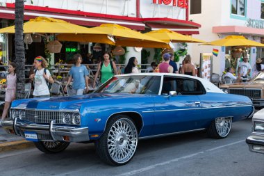 Miami, Florida, ABD - 07 Nisan 2025: Chevrolet Impala 'nın eski arabası yolda, köşe manzaralı. Chevrolet Impala 1958 model eski bir araba. Lüks Chevrolet Impala. Klasik araç.