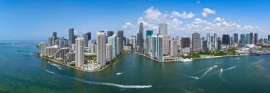 Miami 'deki Brickell Panoraması. Güneşli bir günde Miami 'nin gökyüzü manzarası. Miami Plajı ve Brickell 'in panorama manzarası. Brickell ünlü bir panorama. Miami şehir merkezi manzarası