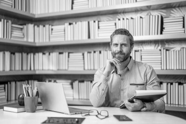 Okul dersinde erkek öğretmen. Eğitimli insan bilgisi. Üniversite öğretmeni. Öğretmenim sınıfta. Erkek öğretmen işyerinde ders çalışıyor. Üniversite sınavı öğretmenleri. İlham verici eğitmenler..