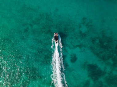 Yat lüks deniz manzarası. Yaz tatili. Yaz motorlu tekne turu. Lüks motorlu tekne yatı. Yat marinaya gidiyor. Tekne ve yat gezisi. Lüks bir yaşam tarzı. Marina yat kulübü..