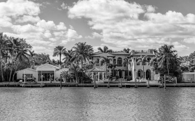 Yaz tatili. Lüks liman otel binası. Yaz tatili. Lüks yerleşim alanı olan bir manzara. Sahil kıyısında bir apartman dairesi. Rıhtım manzaralı bir ev. Yaz cenneti.