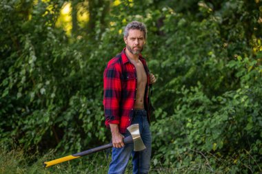 Oduncu baltası. Ağaç kesen baltalı adam. Çalışkan, acımasız adam. Oduncu dışarıda çok çalışıyor. Acımasız oduncu. Vahşilik ve erkeklik. Baltalı İspanyol oduncu adam. Ağaç kesme..