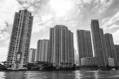 Günbatımı şehrinde gökdelen. Şehir gökdelen binası. Konut mimarisi. Brickell Anahtarı. Rıhtım mimarisi. Yerleşim yeri gökdeleni. Modern rıhtım binası.