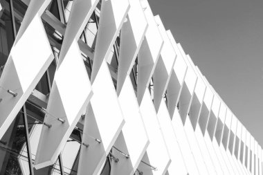 Modern apartman binası. Detaylı bir apartman. Bina manzarası. Yapı mimarisi. Mimari dış görünüş ayrıntıları. Yapısal dış parça. Geometrik şekil.