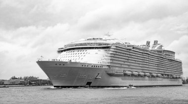 Yaz tatilindeki deniz yolculuğunun havadan görünüşü. Gemi turu ve deniz seyahati. Lüks yolcu gemisi yolculuğunun havadan görünüşü. Gemi Miami sahil limanından ayrılıyor. Miami turu. Gemi seyahati. Ada gezisi.