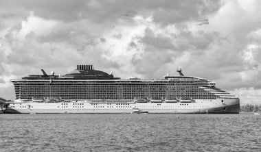 Gemi Miami sahil limanından ayrılıyor. Miami turu. Gemi seyahati. Yaz tatilindeki deniz yolculuğunun havadan görünüşü. Gemi turu ve deniz seyahati. Lüks yolcu gemisi yolculuğunun havadan görünüşü. Lüks gemi seyahati.