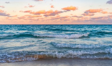 Deniz doğası ile sakin bir ufuk. Deniz manzarasında romantik bir yaz tatili. Günbatımı denizi ve deniz manzarası. Deniz ufku manzarası. Yaz tatilinde bulutlu gökyüzü ve deniz manzarası. Deniz ufkuyla gökyüzü. Bulutlu ufuk.