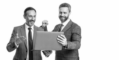 Programcı çevrimiçi bilgisayar kullanıyor. Çevik iş. Profesyonel iş adamlarının çevrimiçi iletişimi vardır. Çevrimiçi çalışan olgun iş adamları. İş başarısı. Çevrimiçi iletişim.